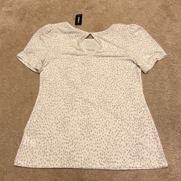 NWT Express brand size medium shortsleeved blouse - Picture 2 of 2